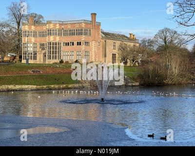 Wetter in Großbritannien: Sonnig in Chorley. Sonniger, aber kalter und eiskalter Tag im Astley Park in Chorley, Lancashire. Astley Hall und Lake Stockfoto