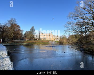 Wetter in Großbritannien: Sonnig in Chorley. Sonniger, aber kalter und eiskalter Tag im Astley Park in Chorley, Lancashire. Astley Hall und Lake Stockfoto