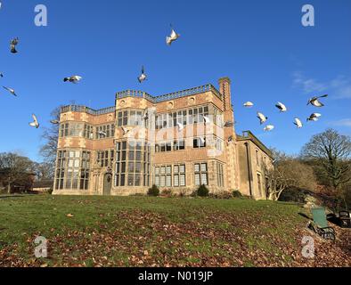 Wetter in Großbritannien: Sonnig in Chorley. Sonniger, aber kalter und eiskalter Tag im Astley Park in Chorley, Lancashire. Astley Hall und Flug der Tauben Stockfoto