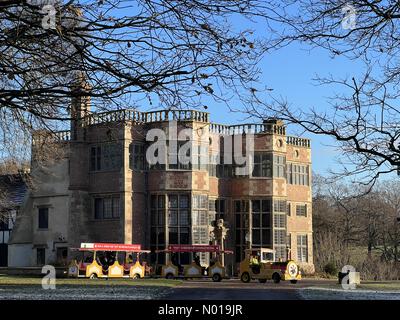 Wetter in Großbritannien: Sonnig in Chorley. Sonniger, aber kalter und eiskalter Tag im Astley Park in Chorley, Lancashire. Astley Hall und Christmas Land Train Stockfoto