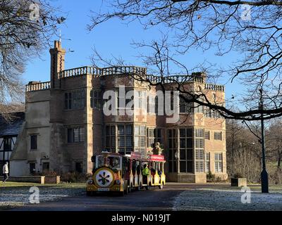 Wetter in Großbritannien: Sonnig in Chorley. Sonniger, aber kalter und eiskalter Tag im Astley Park in Chorley, Lancashire. Astley Hall und Christmas Land Train Stockfoto