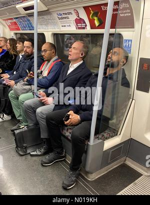 London, Großbritannien. Dezember 2023. Westminster Politiker: Dominic Raab reitet den London Underground Credit: amer ghazzal/StockimoNews/Alamy Live News Credit: amer ghazzal/StockimoNews/Alamy Live News Stockfoto