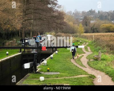 Wetter in Großbritannien: Bewölkt in Godalming. Catteshall Lane, Godalming. Dezember 2023. Wolken in den Home Counties heute Morgen vor dem vorhergesagten Regen. Schleuse in Godalming, Surrey. Quelle: Jamesjagger/StockimoNews/Alamy Live News Stockfoto