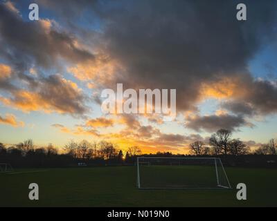 Wetter in Großbritannien: Sonnenuntergang über Godalming. Broadwater School, Godalming. Dezember 2023. Ein wunderschöner Tagesausklang für die Home Counties. Sonnenuntergang über Godalming in Surrey. Quelle: Jamesjagger/StockimoNews/Alamy Live News Stockfoto