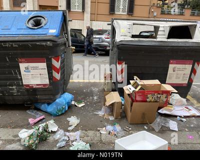 Weihnachtsmüll, der von Recyclingbehältern in Rom, Italien hinterlassen wurde Credit: amer ghazzal/StockimoNews/Alamy Live News Stockfoto