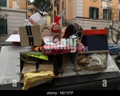 Weihnachtsmüll, der von Recyclingbehältern in Rom, Italien hinterlassen wurde Credit: amer ghazzal/StockimoNews/Alamy Live News Stockfoto