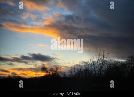 Wetter in Großbritannien: Sonnenuntergang über Godalming. Sycamore Avenue, Godalming. Dezember 2023. Ein unruhiges Ende des Tages für die Home Counties. Ein stürmischer Sonnenuntergang über Godalming in Surrey. Quelle: Jamesjagger/StockimoNews/Alamy Live News Stockfoto