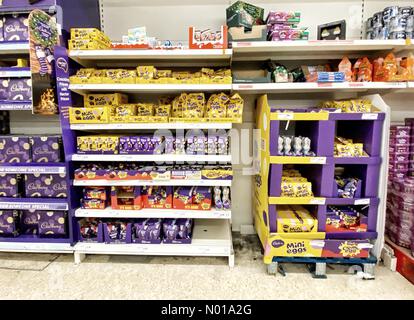 Exeter, Devon, Großbritannien. 1. Januar 2023. Osterartikel sind bereits bei Sainsbury's, Exeter, Devon, UK erhältlich. Credit: Nidpor/StockimoNews/Alamy Live News Stockfoto