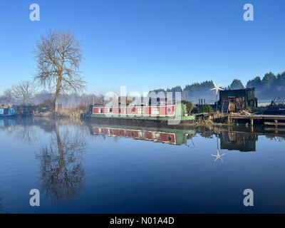 Wetter in Großbritannien: Sonnig und frostig in Adlington. Reflexionen des schmalen Bootes auf dem Leeds- und Liverpool-Kanal bei Adlington in Lancashire an einem nebeligen Wintermorgen Stockfoto