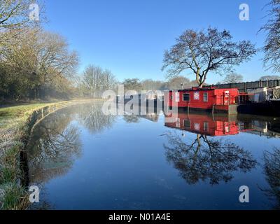 Wetter in Großbritannien: Sonnig und frostig in Adlington. Reflexionen des schmalen Bootes auf dem Leeds- und Liverpool-Kanal bei Adlington in Lancashire an einem nebeligen Wintermorgen Stockfoto