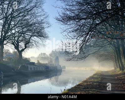 Wetter in Großbritannien: Sonnig und frostig in Adlington. Reflexionen schmaler Boote auf dem Leeds- und Liverpool-Kanal bei Adlington in Lancashire an einem nebeligen Morgen Stockfoto