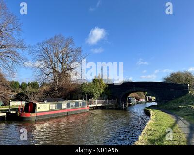 Wetter in Großbritannien: Sonnig in Adlington, Lancashire. Sonniger Wintermorgen auf dem Leeds- und Liverpool-Kanal in Adlington bei Chorley in Lancashire Stockfoto