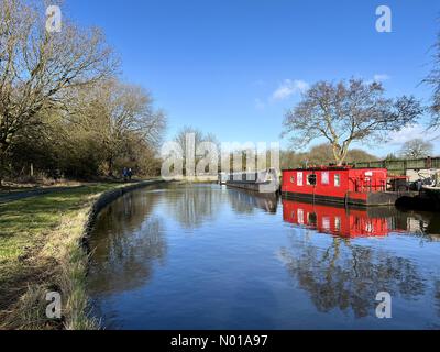 Wetter in Großbritannien: Sonnig in Adlington, Lancashire. Reflexionen über einen sonnigen Wintermorgen auf dem Leeds- und Liverpool-Kanal bei Adlington bei Chorley in Lancashire Stockfoto