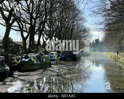 Wetter in Großbritannien: Sonnig in Adlington, Lancashire. Sonniger, aber kalter Tag auf dem Leeds- und Liverpool-Kanal mit verankerten Schmalbooten Stockfoto