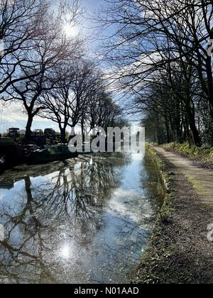 Wetter in Großbritannien: Sonnig in Adlington, Lancashire. Sonniger, aber kalter Tag auf dem Leeds- und Liverpool-Kanal mit verankerten Schmalbooten Stockfoto