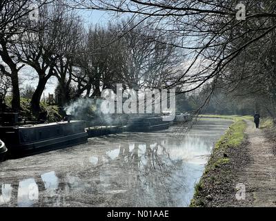 Wetter in Großbritannien: Sonnig in Adlington, Lancashire. Sonniger, aber kalter Tag auf dem Leeds- und Liverpool-Kanal mit verankerten Schmalbooten Stockfoto