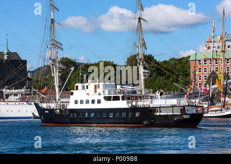 Tall Ships Race 2008. Bergen, Norwegen - August 2008 Bruvik Küsten Schiffes. Norwegische Schiff Statsraad Lehmkuhl im Hintergrund Stockfoto