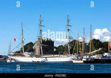 Tall Ships Race 2008. Bergen, Norwegen - August 2008 norwegische Schiff Statsraad Lehmkuhl. Schwedische Gulet "Falken". Haakonshallen. Stockfoto