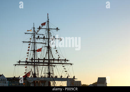 Tall Ships Race 2008. Bergen, Norwegen - August 2008 Großbritannien gekennzeichnet ist tavros S Niarchos" (Brig) Anreise Hafen am Abend mit Besatzung in der Masten. Stockfoto