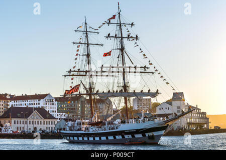 Tall Ships Race 2008. Bergen, Norwegen - August 2008 Großbritannien gekennzeichnet ist tavros S Niarchos" (Brig) Anreise Hafen am Abend mit Besatzung in der Masten. Stockfoto