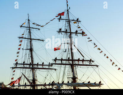 Tall Ships Race 2008. Bergen, Norwegen - August 2008 Großbritannien gekennzeichnet ist tavros S Niarchos" (Brig) Anreise Hafen am Abend mit Besatzung in der Masten. Stockfoto