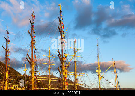 Tall Ships Race 2008. Bergen, Norwegen, August 2008. Masten gegen Berg Ulriken Stockfoto