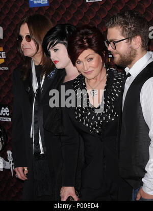 Ozzy Osbourne, Tochter Kelly, Sharon und Sohn Jack - Spike TV Scream Awards 2008 im Griechischen Theater in Los Angeles. Osbourne Ozzy Kelly Sharon Jack 51 Veranstaltung in Hollywood Leben - Kalifornien, Red Carpet Event, USA, Filmindustrie, Prominente, Fotografie, Bestof, Kunst, Kultur und Unterhaltung, prominente Mode, Besten, Hollywood Leben, Event in Hollywood Leben - Kalifornien, Roter Teppich und backstage, Musik Prominente, Topix, Paar, Familie (Mann und Frau) und Kids - Kinder, Brüder und Schwestern anfrage tsuni@Gamma-USA.com, Kredit Tsuni/USA, 2006 bis 2009 Stockfoto