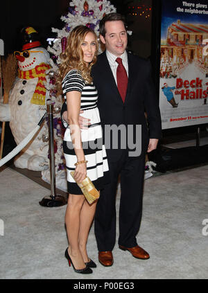 Sarah Jessica Parker und Ehemann Matthew Broderick Ankunft an Deck die Hallen Premiere auf der Chinese Theatre in Los Angeles. in voller Länge Augenkontakt ParkerSJ BroderickMatth 063 Event in Hollywood Leben - Kalifornien, Red Carpet Event, USA, Filmindustrie, Prominente, Fotografie, Bestof, Kunst, Kultur und Unterhaltung, prominente Mode, Besten, Hollywood Leben, Event in Hollywood Leben - Kalifornien, Roter Teppich und backstage, Musik Prominente, Topix, Paar, Familie (Mann und Frau) und Kids - Kinder, Brüder und Schwestern anfrage tsuni@Gamma-USA.com, Kredit Tsuni/USA, 2006 bis 2009 Stockfoto