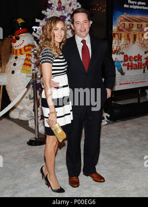 Sarah Jessica Parker und Ehemann Matthew Broderick Ankunft an Deck die Hallen Premiere auf der Chinese Theatre in Los Angeles. in voller Länge Augenkontakt ParkerSJ BroderickMatth 064 Event in Hollywood Leben - Kalifornien, Red Carpet Event, USA, Filmindustrie, Prominente, Fotografie, Bestof, Kunst, Kultur und Unterhaltung, prominente Mode, Besten, Hollywood Leben, Event in Hollywood Leben - Kalifornien, Roter Teppich und backstage, Musik Prominente, Topix, Paar, Familie (Mann und Frau) und Kids - Kinder, Brüder und Schwestern anfrage tsuni@Gamma-USA.com, Kredit Tsuni/USA, 2006 bis 2009 Stockfoto