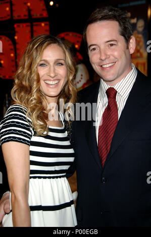 Sarah Jessica Parker und Ehemann Matthew Broderick Ankunft an Deck die Hallen Premiere auf der Chinese Theatre in Los Angeles. 3/4 lächeln ParkerSJ BroderickMatth 069 Event in Hollywood Leben - Kalifornien, Red Carpet Event, USA, Filmindustrie, Prominente, Fotografie, Bestof, Kunst, Kultur und Unterhaltung, prominente Mode, Besten, Hollywood Leben, Event in Hollywood Leben - Kalifornien, Roter Teppich und backstage, Musik Prominente, Topix, Paar, Familie (Mann und Frau) und Kids - Kinder, Brüder und Schwestern anfrage tsuni@Gamma-USA.com, Kredit Tsuni/USA, 2006 bis 2009 Stockfoto