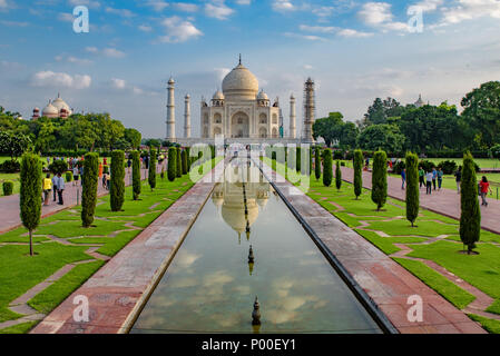 Taj Mahal mit Reflexion über Wasser, Agra, Indien Stockfoto