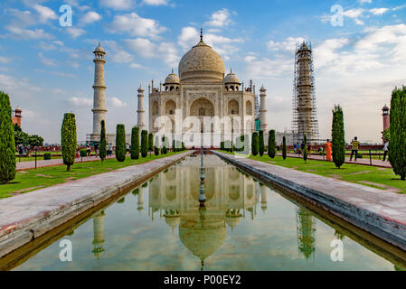 Taj Mahal mit Reflexion über Wasser, Agra, Indien Stockfoto