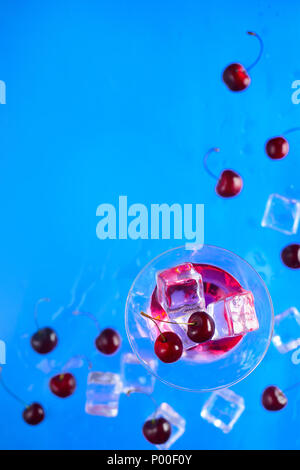 Cherry Cidre cocktail Gläser von oben auf blauem Hintergrund. Erfrischenden kalten Getränk flach mit Kopie Raum Stockfoto