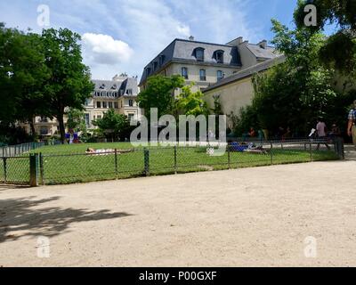 Pariser Relaxen im Park Léopold-Achille und Genießen der feinen Juni Wetter. Paris, Frankreich Stockfoto