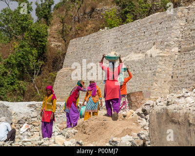 Indischer womans auf einer Straße Bauarbeiten am Kat Ky Nav Dorf, Kumaon Hügel, Uttarakhand, Indien Stockfoto