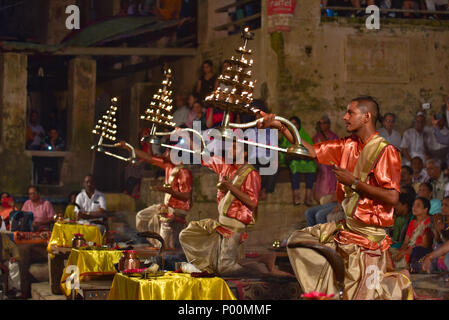 Hindu Priester Durchführung abend Ganga Aarti Zeremonie, Dashashwamedh Ghat, Varanasi Stockfoto