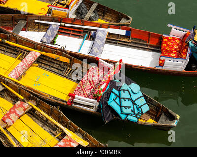 Bunte Touristische boote in Nainital Lake, Nainital, Uttarakhand, Indien Stockfoto