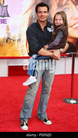 Antonio Sabato Jr und Tochter Mina - Hannah Montana Premiere am El Capitan Theatre in Los Angeles. Sabato JrAntonio Tochter Mina 13 Veranstaltung in Hollywood Leben - Kalifornien, Red Carpet Event, USA, Filmindustrie, Prominente, Fotografie, Bestof, Kunst, Kultur und Unterhaltung, prominente Mode, Besten, Hollywood Leben, Event in Hollywood Leben - Kalifornien, Roter Teppich und backstage, Musik Prominente, Topix, Paar, Familie (Mann und Frau) und Kids - Kinder, Brüder und Schwestern anfrage tsuni@Gamma-USA.com, Kredit Tsuni/USA, 2006 bis 2009 Stockfoto