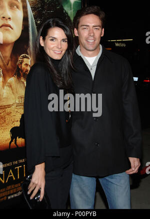 Angie Harmon und Ehemann Jason Sehorn Ankunft an der Krippe Geschichte Premiere an der Akademie für Kunst und Wissenschaft in Los Angeles. 3/4 lächeln Blickkontakt SehornJason HarmonAngie 036 Veranstaltung in Hollywood Leben - Kalifornien, Red Carpet Event, USA, Filmindustrie, Prominente, Fotografie, Bestof, Kunst, Kultur und Unterhaltung, prominente Mode, Besten, Hollywood Leben, Event in Hollywood Leben - Kalifornien, Roter Teppich und backstage, Musik Prominente, Topix, Paar, Familie (Mann und Frau) und Kids - Kinder, Brüder und Schwestern anfrage tsuni@Gamma-USA.com, Kredit Tsuni/USA, Stockfoto