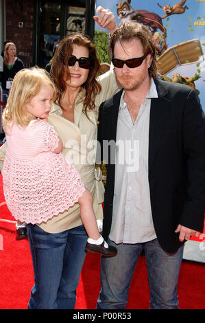 Brooke Shields qith Tochter Rowan und Ehemann Chris Henchy Ankunft ÜBER DIE HECKE Premiere an der Westwood Theatre in Los Angeles. 30. April 2006. ShieldsBr Mann daught 01 Veranstaltung in Hollywood Leben - Kalifornien, Red Carpet Event, USA, Filmindustrie, Prominente, Fotografie, Bestof, Kunst, Kultur und Unterhaltung, prominente Mode, Besten, Hollywood Leben, Event in Hollywood Leben - Kalifornien, Roter Teppich und backstage, Musik Prominente, Topix, Paar, Familie (Mann und Frau) und Kids - Kinder, Brüder und Schwestern anfrage tsuni@Gamma-USA.com, Kredit Tsuni/USA, 2006 20. Stockfoto