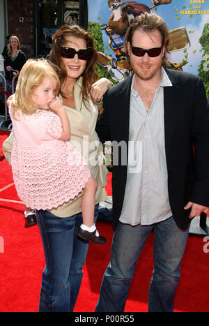 Brooke Shields qith Tochter Rowan und Ehemann Chris Henchy Ankunft ÜBER DIE HECKE Premiere an der Westwood Theatre in Los Angeles. 30. April 2006. ShieldsBr Mann daught 03 Veranstaltung in Hollywood Leben - Kalifornien, Red Carpet Event, USA, Filmindustrie, Prominente, Fotografie, Bestof, Kunst, Kultur und Unterhaltung, prominente Mode, Besten, Hollywood Leben, Event in Hollywood Leben - Kalifornien, Roter Teppich und backstage, Musik Prominente, Topix, Paar, Familie (Mann und Frau) und Kids - Kinder, Brüder und Schwestern anfrage tsuni@Gamma-USA.com, Kredit Tsuni/USA, 2006 20. Stockfoto