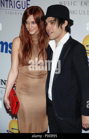 Ashley Simpson und Pete Wentz Ankunft auf dem Clive Davis Pre-Grammy Party aat The Beverly Hilton in Los Angeles. drei quartersSimpsonAshley WentzPete 049 Event in Hollywood Leben - Kalifornien, Red Carpet Event, USA, Filmindustrie, Prominente, Fotografie, Bestof, Kunst, Kultur und Unterhaltung, prominente Mode, Besten, Hollywood Leben, Event in Hollywood Leben - Kalifornien, Roter Teppich und backstage, Musik Prominente, Topix, Paar, Familie (Mann und Frau) und Kids - Kinder, Brüder und Schwestern anfrage tsuni@Gamma-USA.com, Kredit Tsuni/USA, 2006 bis 2009 Stockfoto