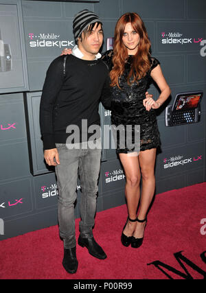 Pete Wentz und Ashley Simpson - T-Mobil Sidekick LX Launch Party auf der Paramount in Los Angeles. SimpsonAshley WentzPete 71 Veranstaltung in Hollywood Leben - Kalifornien, Red Carpet Event, USA, Filmindustrie, Prominente, Fotografie, Bestof, Kunst, Kultur und Unterhaltung, prominente Mode, Besten, Hollywood Leben, Event in Hollywood Leben - Kalifornien, Roter Teppich und backstage, Musik Prominente, Topix, Paar, Familie (Mann und Frau) und Kids - Kinder, Brüder und Schwestern anfrage tsuni@Gamma-USA.com, Kredit Tsuni/USA, 2006 bis 2009 Stockfoto