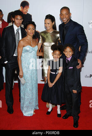 Will Smith mit Sohn Jaden Christopher Syre Smith und Jada Pinkett und Kinder und Thandie Newton Ankunft auf dem Streben nach Glück Premiere auf dem Westwood Village Theater in Los Angeles. in voller Länge Augenkontakt - PinkettJ smileSmithW Kids NewtonTh 046 Veranstaltung in Hollywood Leben - Kalifornien, Red Carpet Event, USA, Filmindustrie, Prominente, Fotografie, Bestof, Kunst, Kultur und Unterhaltung, prominente Mode, Besten, Hollywood Leben, Event in Hollywood Leben - Kalifornien, Roter Teppich und backstage, Musik Prominente, Topix, Paar, Familie (Mann und Frau) und Kids - Kinder, Brüder ein Stockfoto