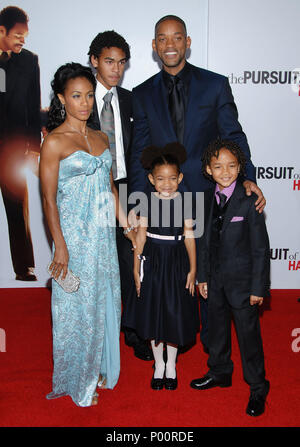 Will Smith mit Sohn Jaden Christopher Syre Smith und Jada Pinkett und Kinder kommen zu dem Streben nach Glück Premiere auf dem Westwood Village Theater in Los Angeles. in voller Länge SmithW PinkettJ-kids 044 Veranstaltung in Hollywood Leben - Kalifornien, Red Carpet Event, USA, Filmindustrie, Prominente, Fotografie, Bestof, Kunst, Kultur und Unterhaltung, prominente Mode, Besten, Hollywood Leben, Event in Hollywood Leben - Kalifornien, Roter Teppich und backstage, Musik Prominente, Topix, Paar, Familie (Mann und Frau) und Kids - Kinder, Brüder und Schwestern anfrage tsuni@Gamma-USA.com, Kredit Stockfoto