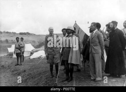 . Englisch: Dr. Winckel erfüllt Haile Selassie. Nederlands: Keizer Haile Selassie van Abessinië [Ethiopië] brengt op4 Februar 1936 een bezoek aan de Ambulance van het Nederlandse Rode Kruis in Dessie. Naast de Keizer de does not van de Nederlandse Krankenwagen, dr. Ch.W.F. Winckel. . Vom 4. Februar 1936. Unbekannter Fotograf; hochgeladen von Jwpwinckel 107 Winckel ontmoet Haile Selassi Stockfoto