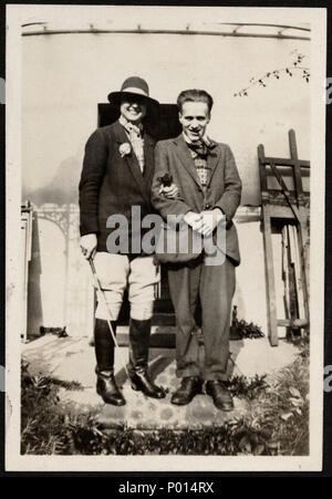 . Englisch: Henrietta Bingham; Stephen Tomlin möglicherweise von Dora Carrington vintage Snapshot drucken, Mitte der 1920er-Jahre 3 1/8 in. x 2 in. (78 mm x 52 mm) Bild Größe gekauft, 1979 NPG Ax 131210. Mitte der 1920er-Jahre. Dora Carrington 2 Henrietta Bingham und Stephen Tomlin, Foto von Dora Carrington Stockfoto