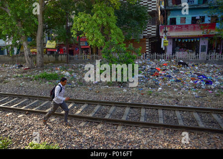 Indische Leute auf der Bahn mit Müll um in Neu Delhi, der Hauptstadt von Indien Stockfoto