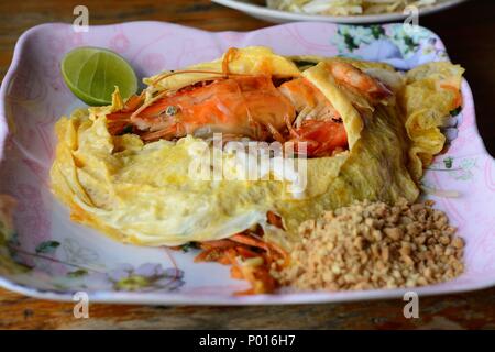 Eine schöne Präsentation von Phad Thai mit großen SSwassergarnele Stockfoto