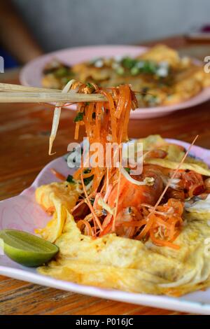 Eine schöne Präsentation von Phad Thai mit großen SSwassergarnele Stockfoto